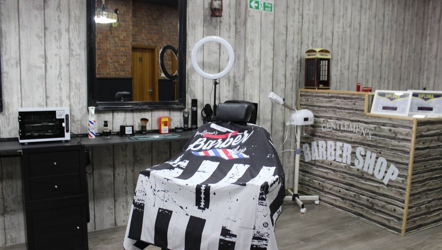 Interior charmoso de The Friends - Barbershop em São Mamede de Infesta, Porto, PT.