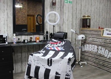 Interior charmoso de The Friends - Barbershop em São Mamede de Infesta, Porto, PT.