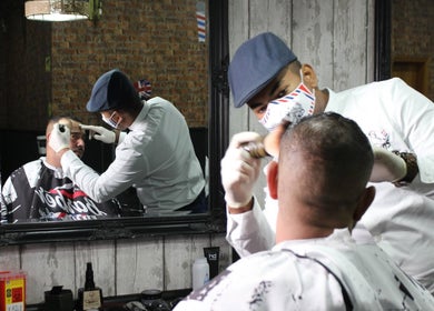 Barbeiro no The Friends - Barbershop em São Mamede de Infesta, Porto, PT, cuidando de um cliente.