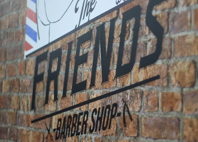 Logo vintage do The Friends - Barbershop em parede de tijolos, São Mamede de Infesta, Porto, PT.