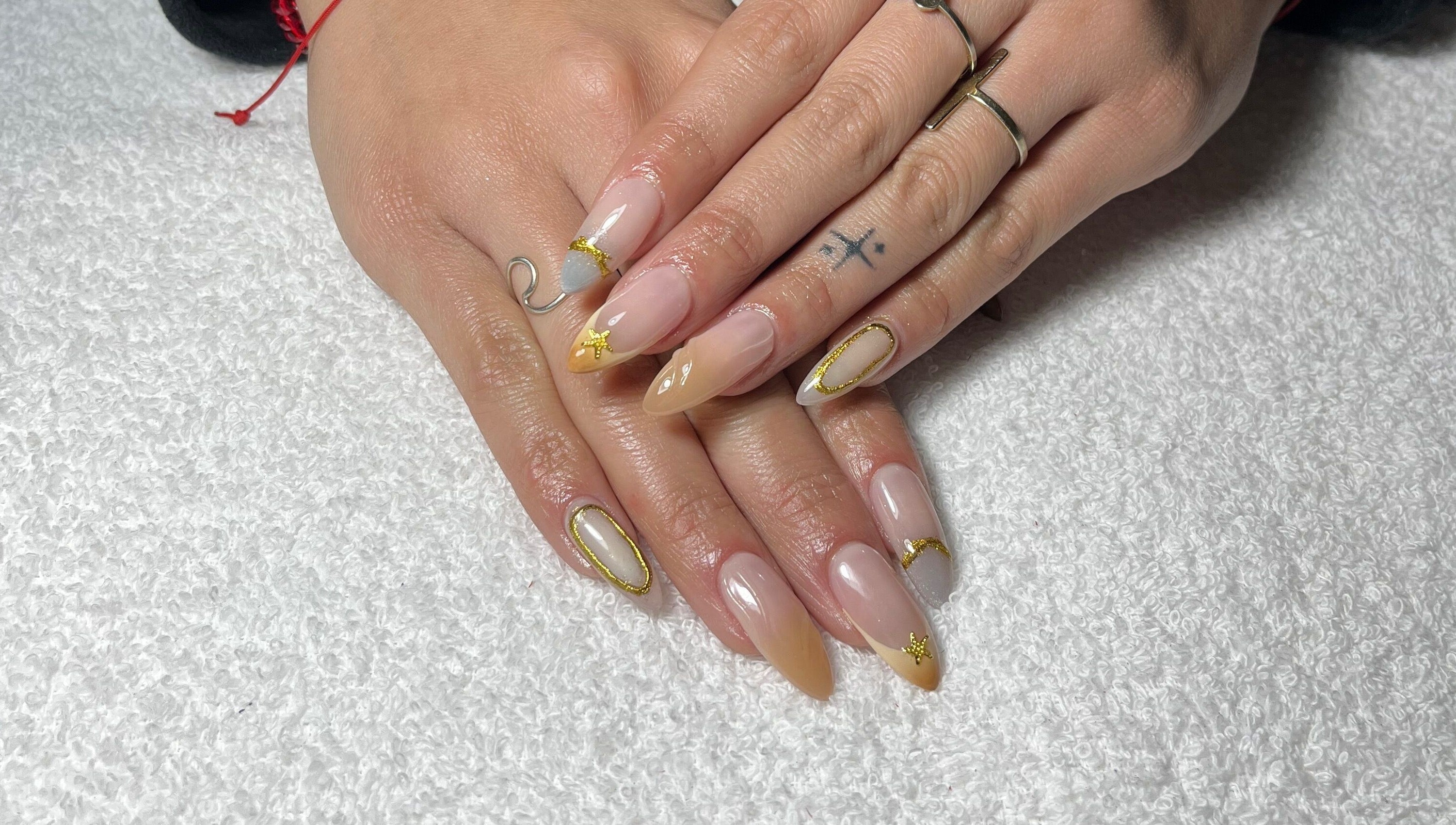 Uñas con diseños dorados elegantes en Whale Nails, Ituzaingó, Provincia de Buenos Aires, AR.