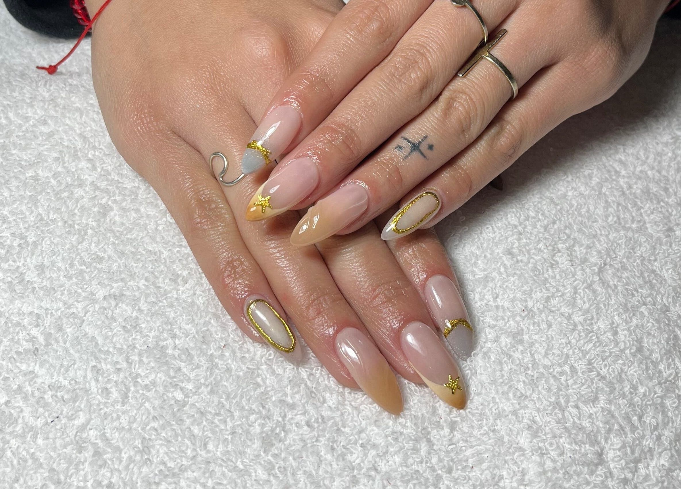 Uñas con diseños dorados elegantes en Whale Nails, Ituzaingó, Provincia de Buenos Aires, AR.