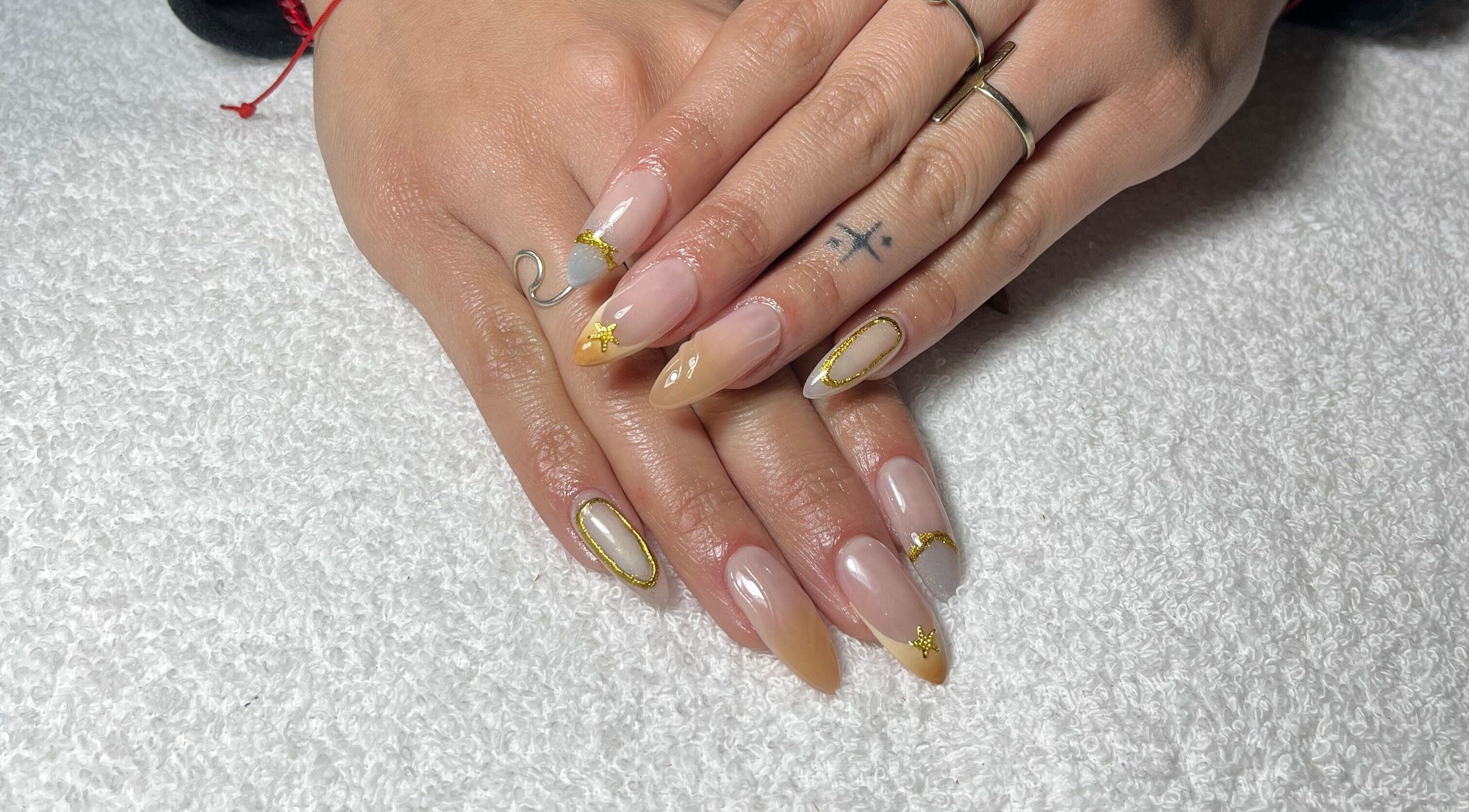 Uñas con diseños dorados elegantes en Whale Nails, Ituzaingó, Provincia de Buenos Aires, AR.