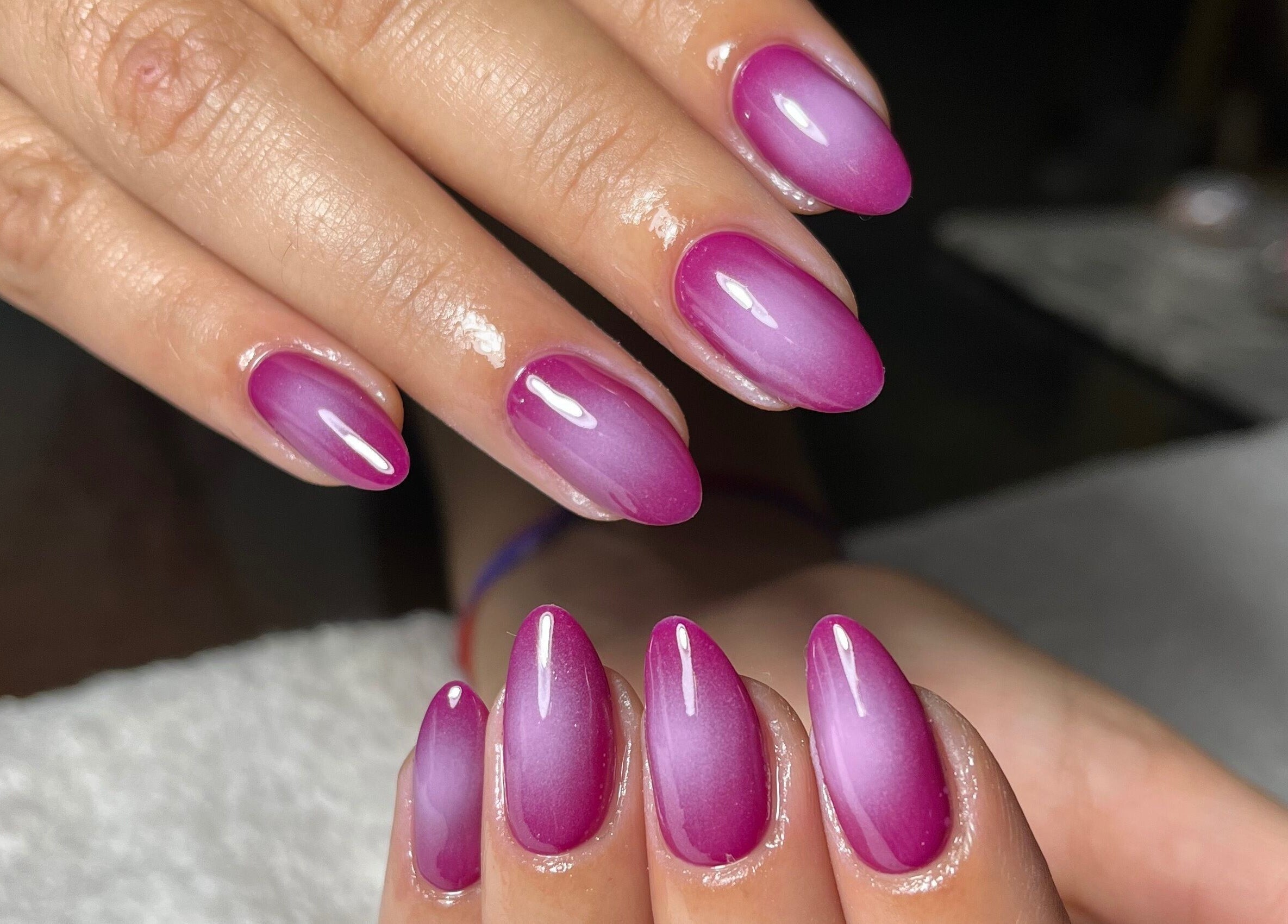 Diseño de uñas ombré púrpura en Whale Nails, Ituzaingó, Provincia de Buenos Aires, AR.