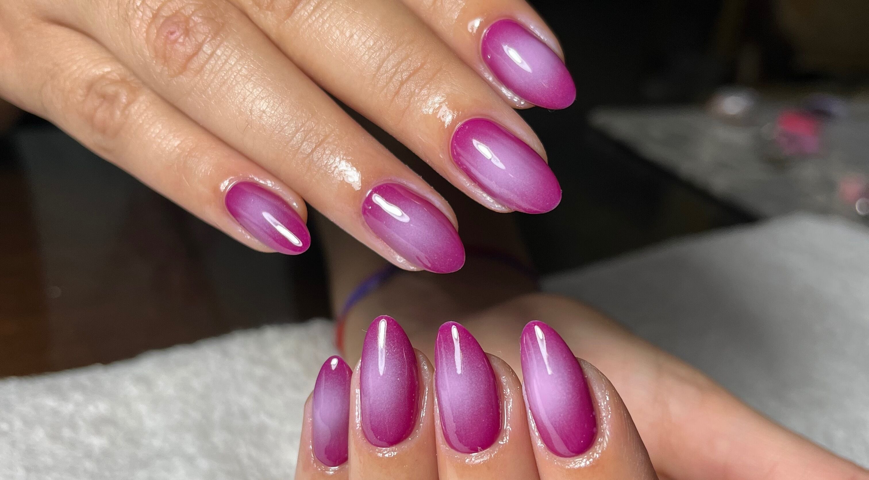 Diseño de uñas ombré púrpura en Whale Nails, Ituzaingó, Provincia de Buenos Aires, AR.