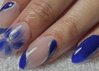 Diseño azul y plata en uñas acrílicas en Whale Nails, Ituzaingó, Provincia de Buenos Aires, AR.