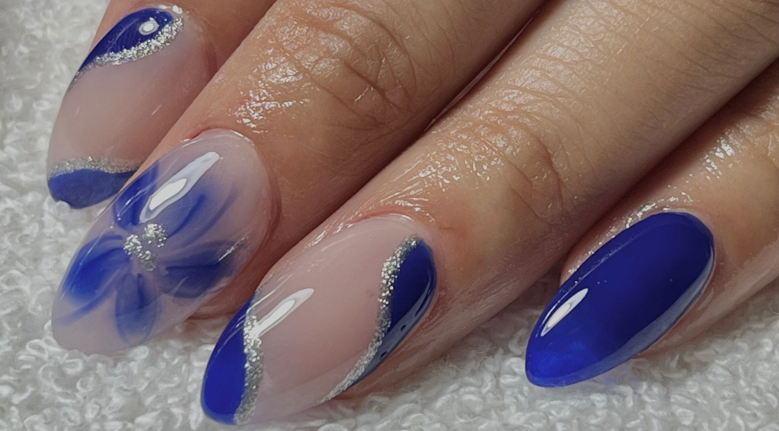 Diseño azul y plata en uñas acrílicas en Whale Nails, Ituzaingó, Provincia de Buenos Aires, AR.