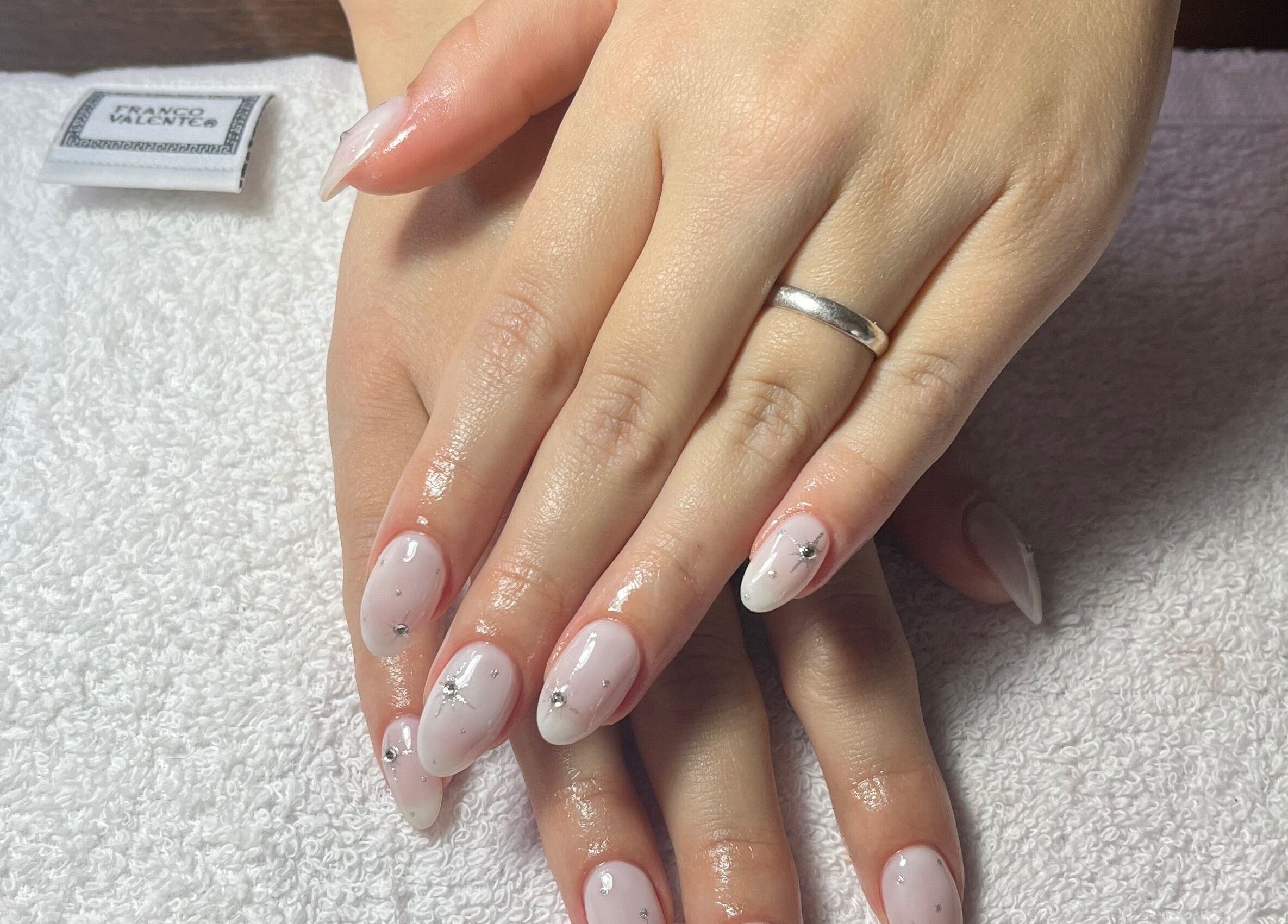 Manicura con diseño elegante en Whale Nails, Ituzaingó, Provincia de Buenos Aires, AR. Uñas con detalles brillantes.