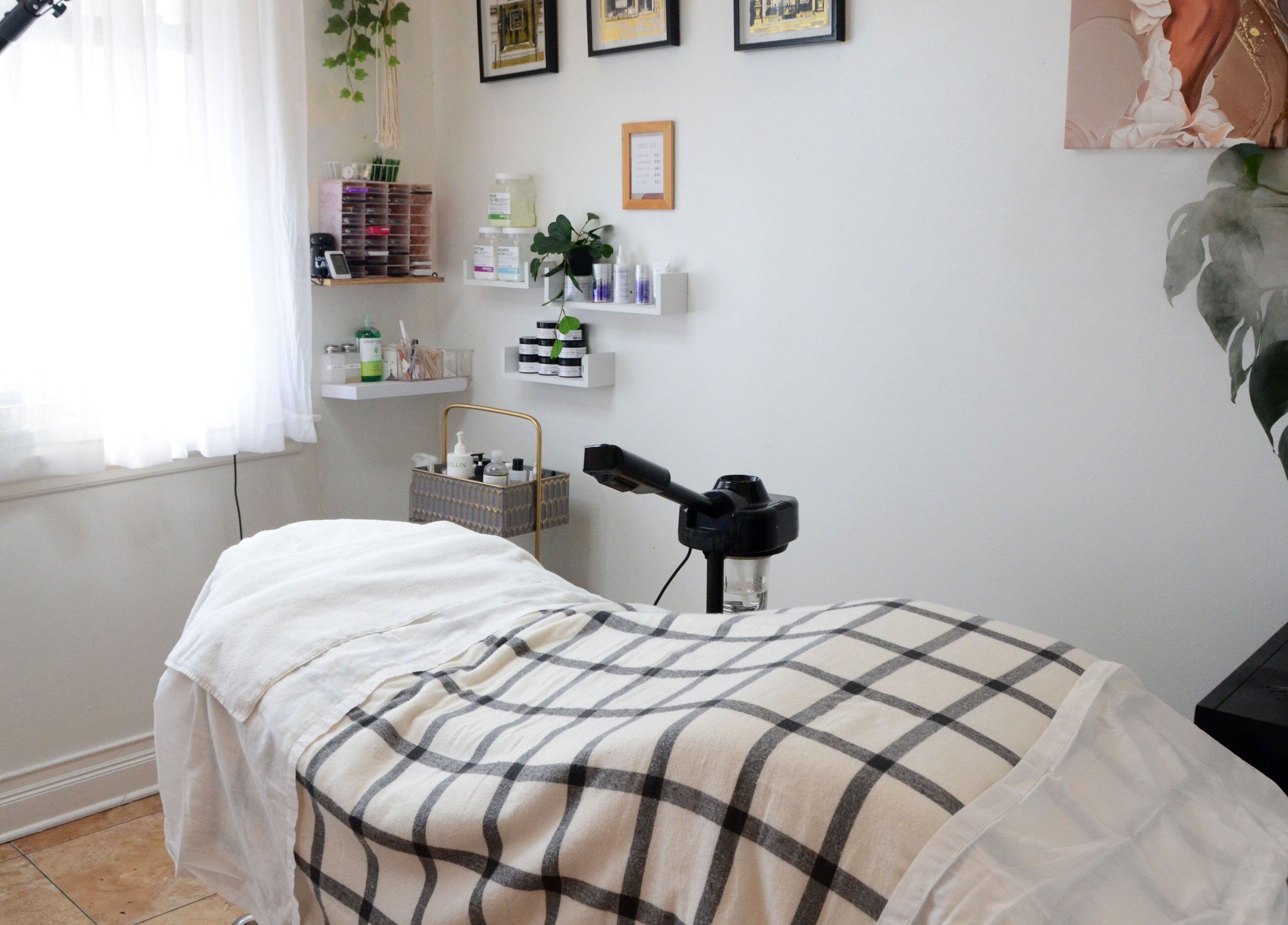 Relaxing treatment room at Beauty Vibez Studio in Chicago, Illinois, US. Cozy and serene atmosphere.