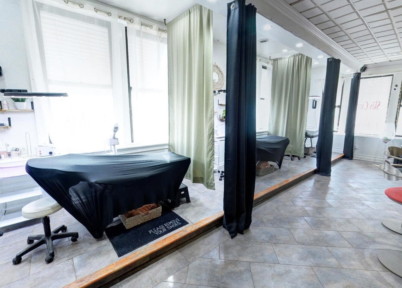 Tranquil interior of Beauty Vibez Studio in Chicago, Illinois, US featuring modern treatment and seating areas.