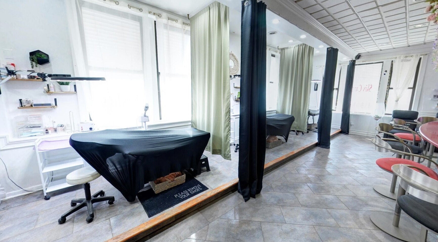 Tranquil interior of Beauty Vibez Studio in Chicago, Illinois, US featuring modern treatment and seating areas.