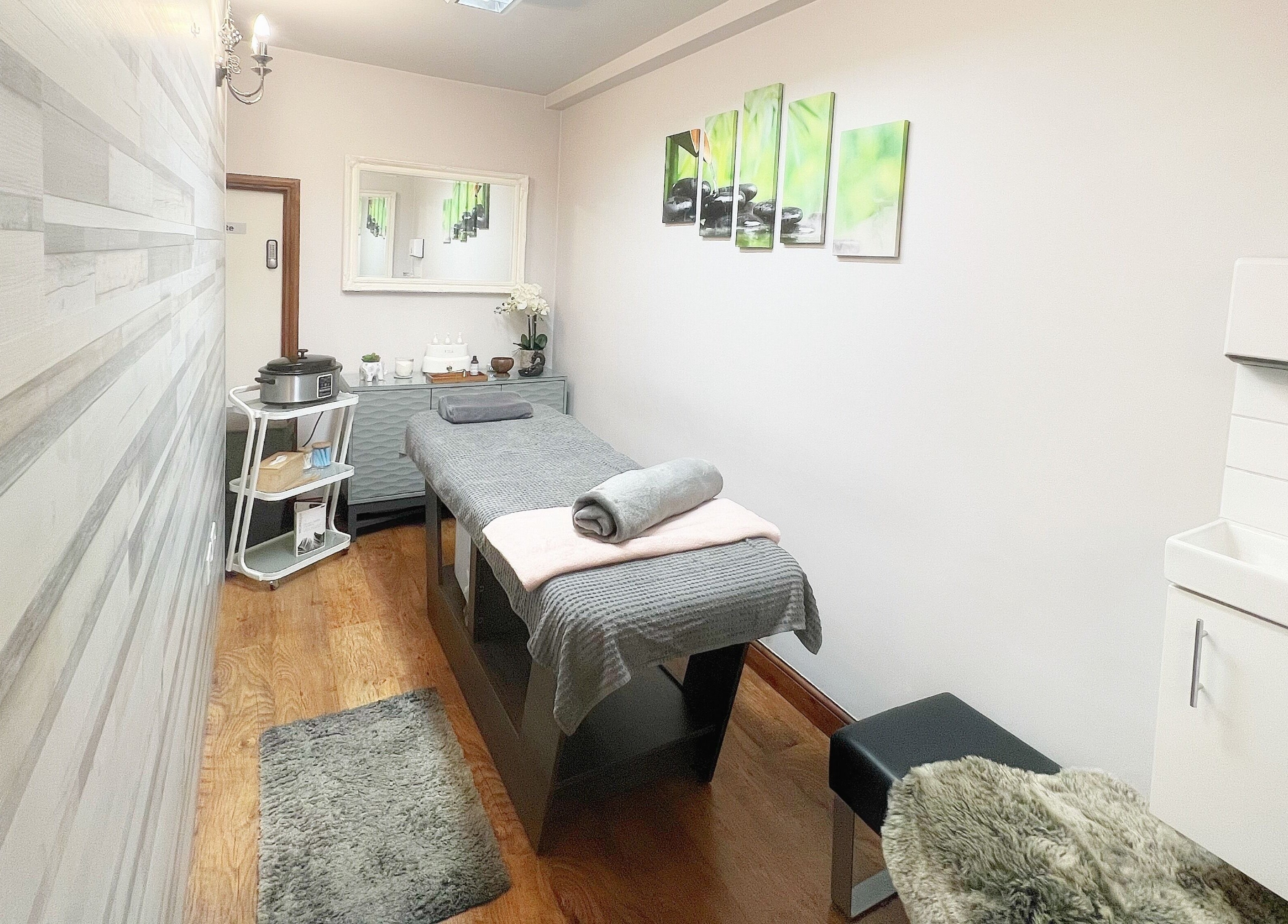 Calm massage room at Beauty Spot by NP (Remix Salon), London, England, GB with spa bed and soft lighting.