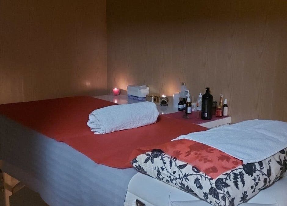 Масажно легло с червено покривало в Масажно студио BODY & SOUL, София, Област София, BG.