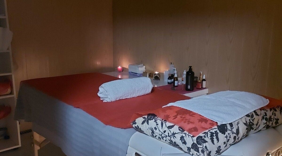Масажно легло с червено покривало в Масажно студио BODY & SOUL, София, Област София, BG.