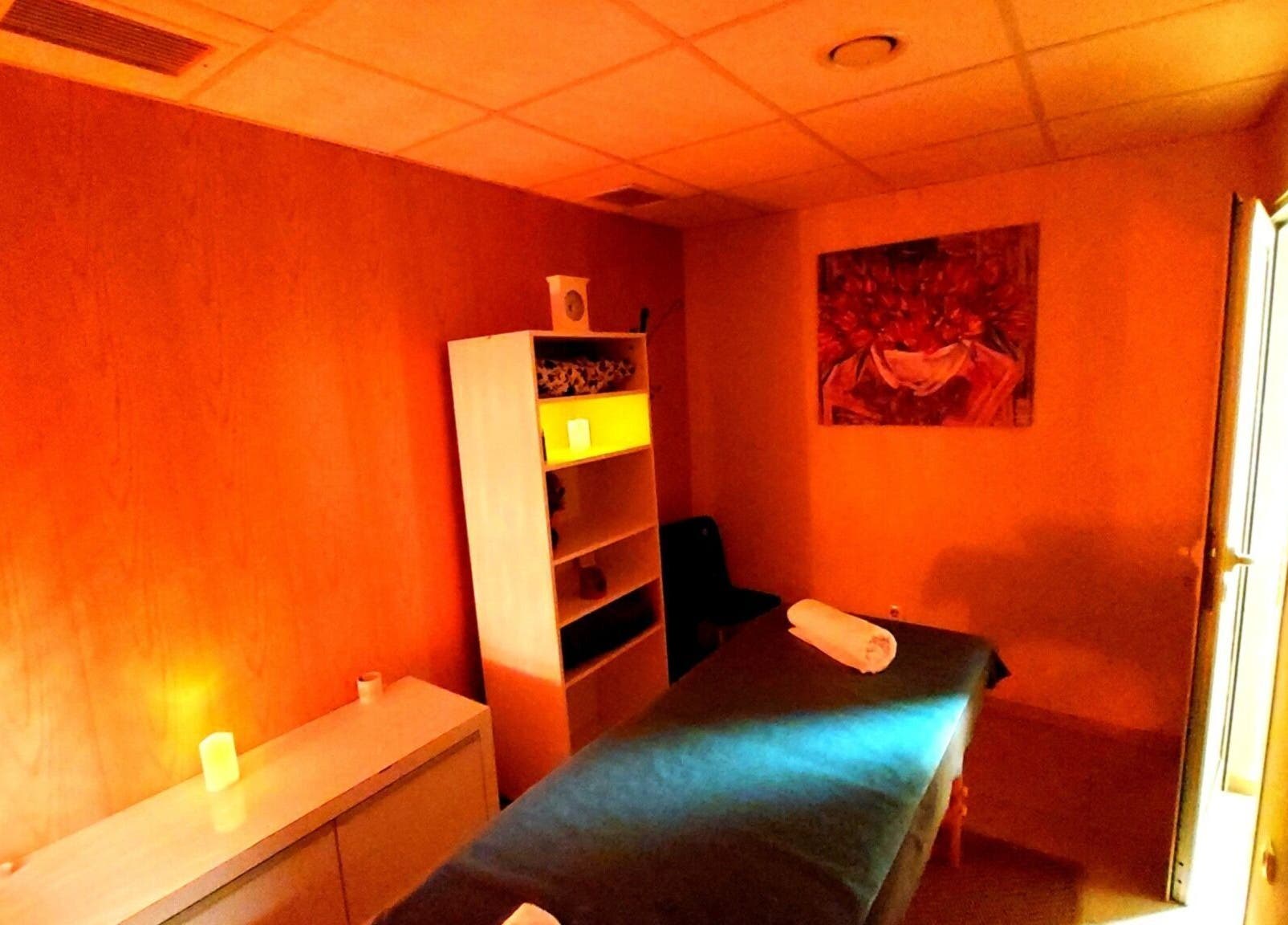 Интериор на Масажно студио BODY & SOUL в София, Област София, BG с топло осветление и масажна маса.