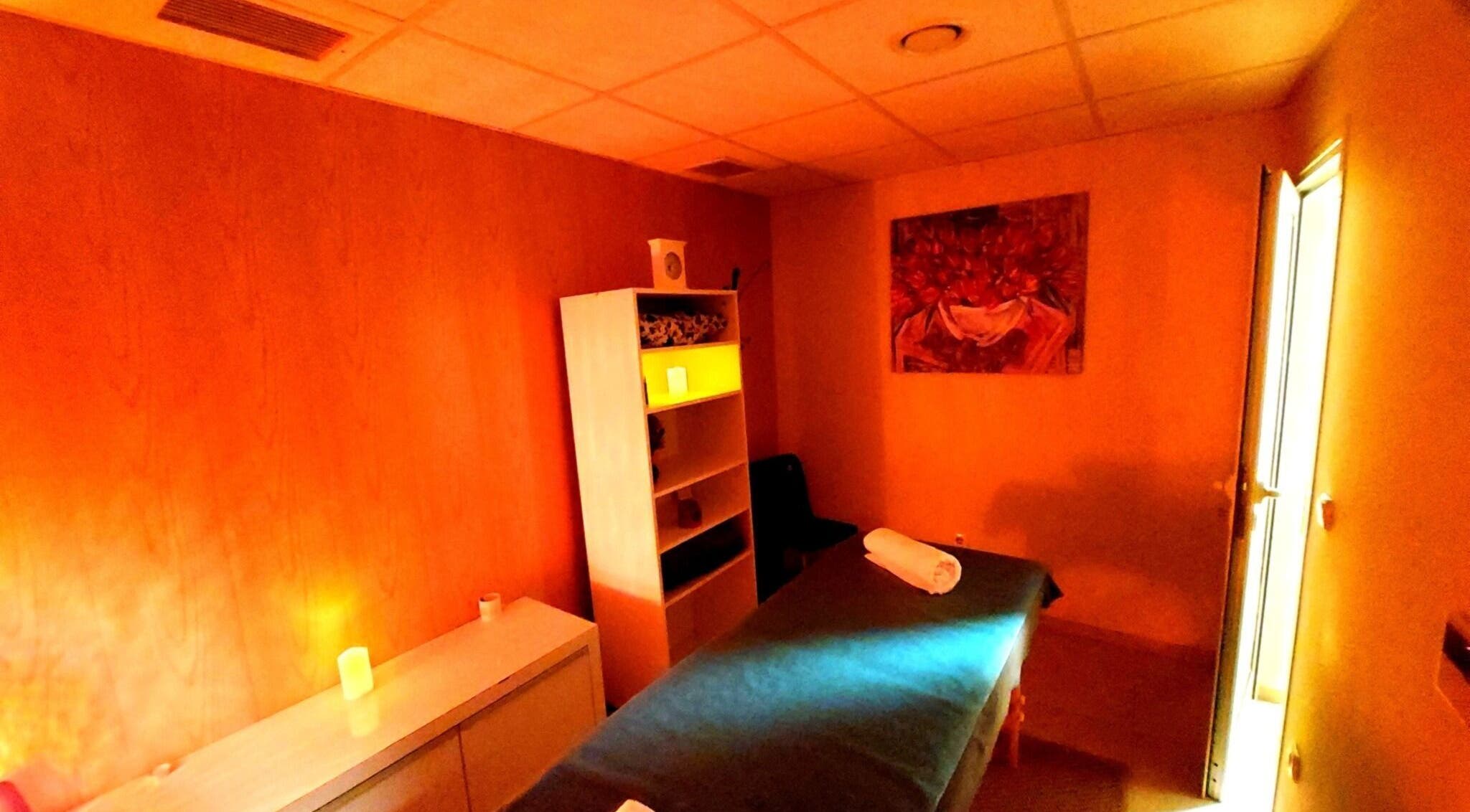 Интериор на Масажно студио BODY & SOUL в София, Област София, BG с топло осветление и масажна маса.