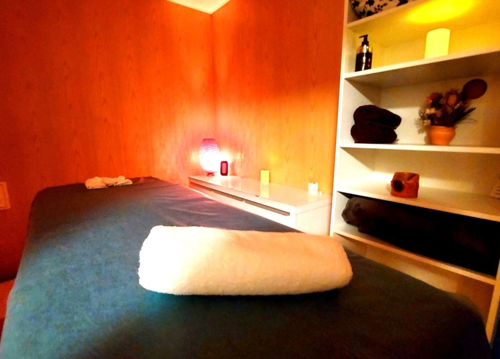 Масажно легло в студио BODY & SOUL, София, Област София, BG, с релакс атмосфера и декоративни елементи.