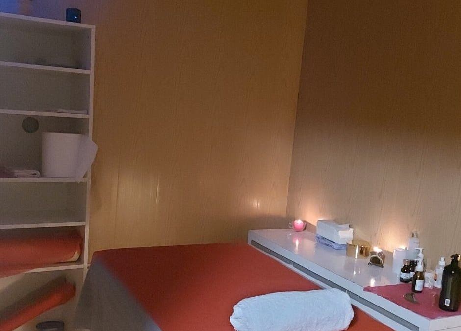 Масажна стая с приглушено осветление в Масажно студио BODY & SOUL, София, Област София, BG.