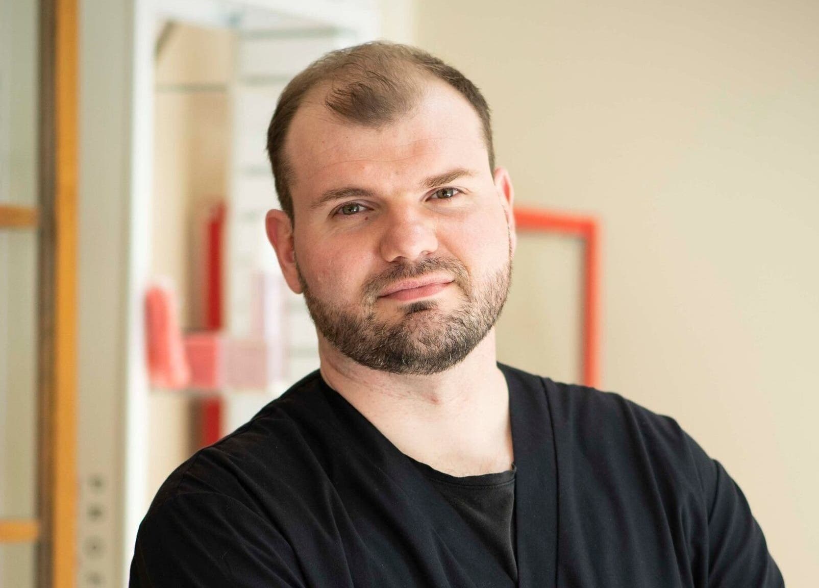 Масажист в Масажно студио BODY & SOUL, София, Област София, BG, готов да посрещне клиенти.