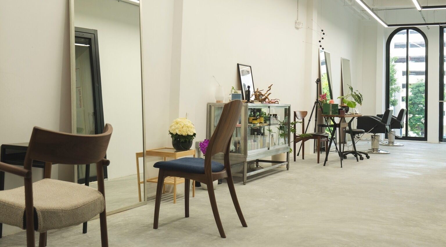 Modern interior of SENTTEN. Japanese Hair Salon in Singapore, SG with stylish chairs and large mirrors.