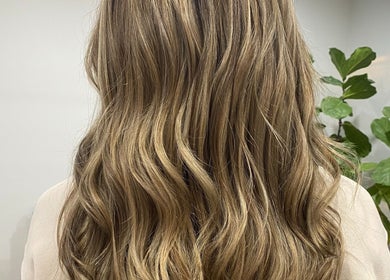 Beautiful wavy hairstyle at Kalon Hair Perth, located in Perth, Western Australia, AU, showcasing healthy blonde hair.