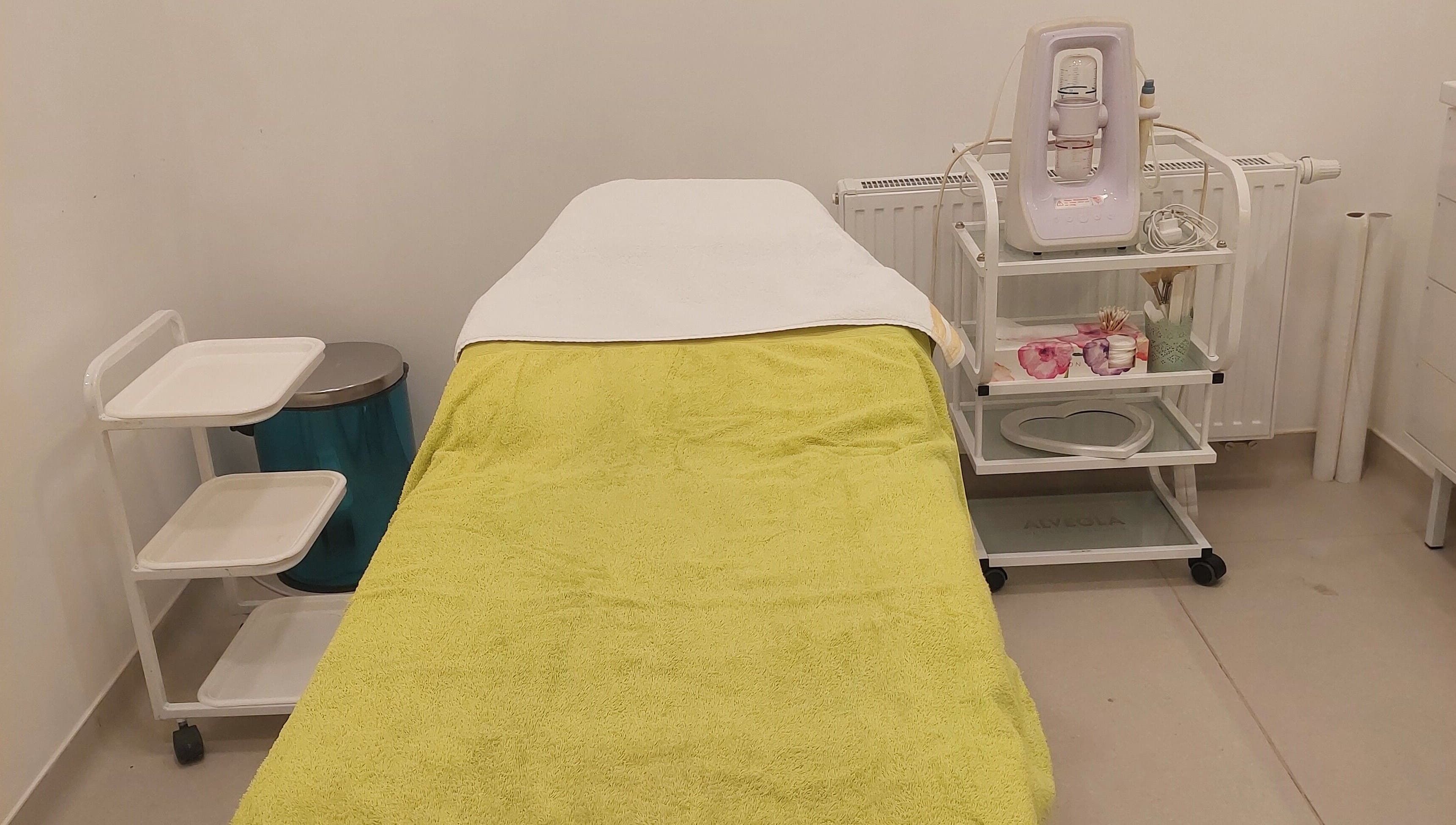 Kezelőágy a Green-Gold Day Spa-ban, Budapest, Magyar, HU. Modern kezelőszoba tökéletes pihenéshez.