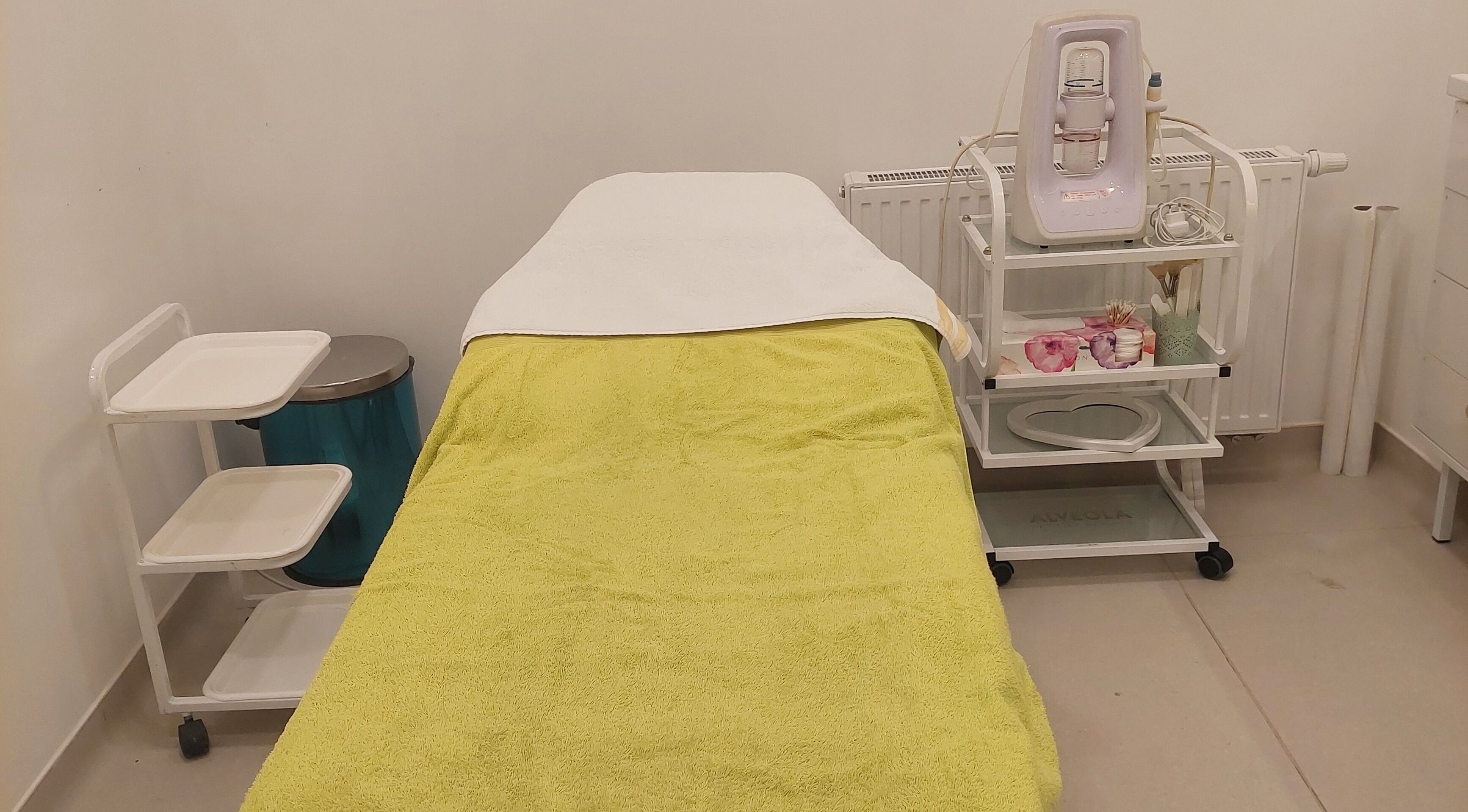 Kezelőágy a Green-Gold Day Spa-ban, Budapest, Magyar, HU. Modern kezelőszoba tökéletes pihenéshez.