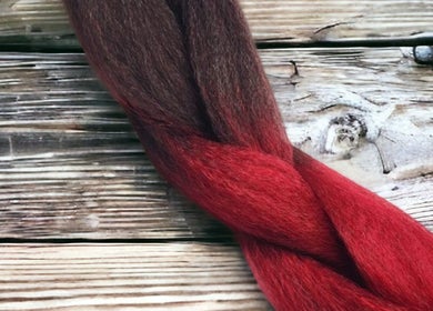 Tresse rouge vif sur fond bois au Centre de Beauté K Pro, Québec, Québec, CA.