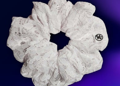 Chouchou en dentelle blanche élégant disponible au Centre de Beauté K Pro à Québec, Québec, CA.