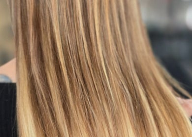 Cheveux blonds lisses et brillants au Centre de Beauté K Pro, Québec, Québec, CA.