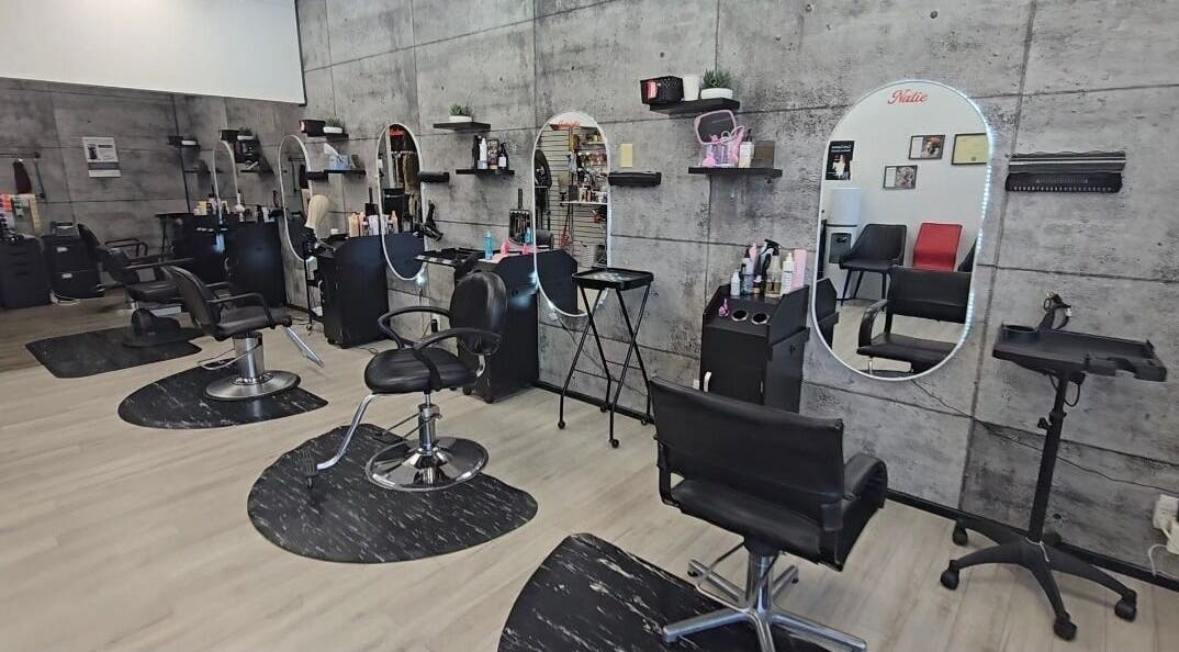 Intérieur moderne de Centre de Beauté K Pro, Québec, Québec, CA avec stations de coiffure élégantes.