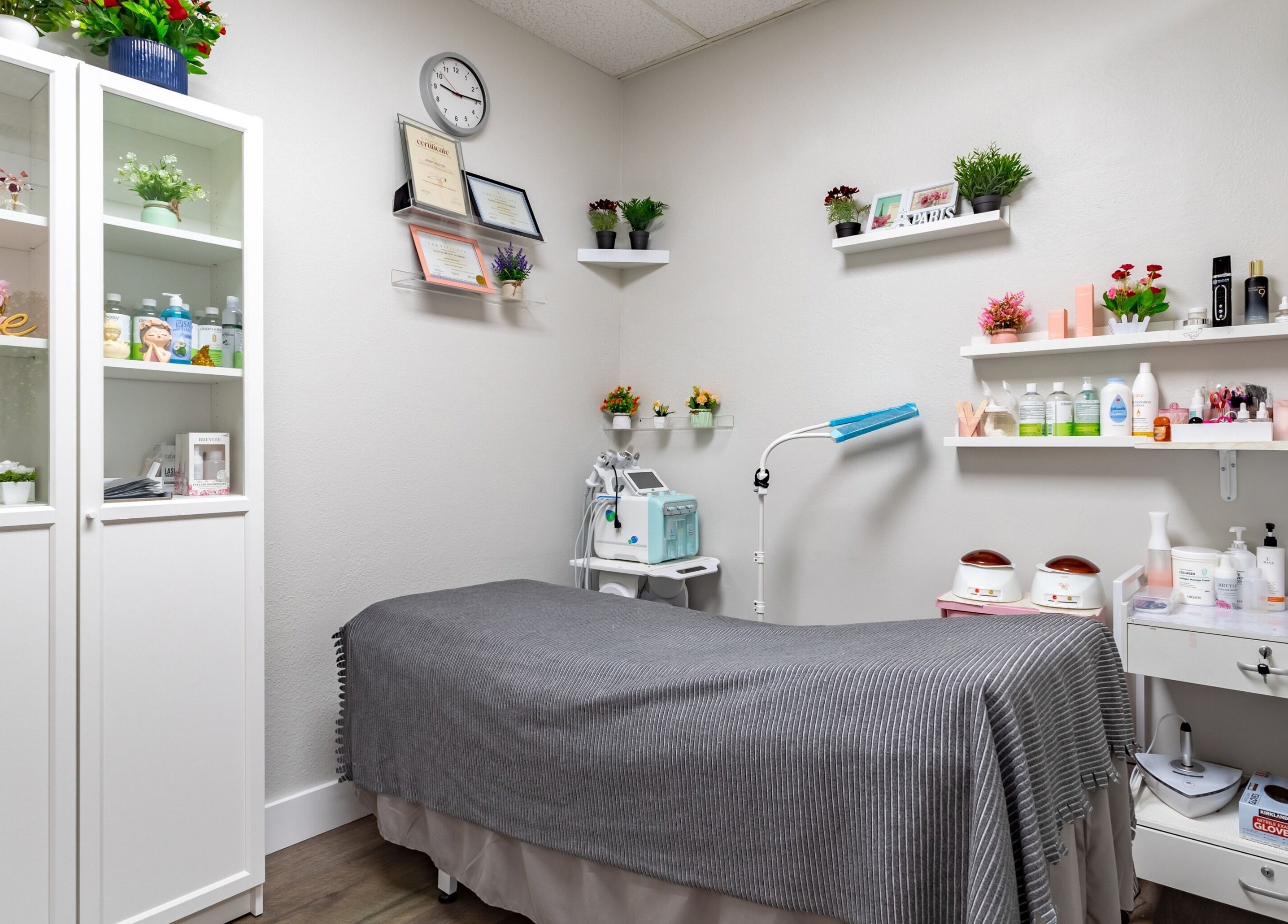 Cozy treatment room at Jenny Nails Salon in Seattle, Washington, US, featuring modern decor and relaxing ambiance.