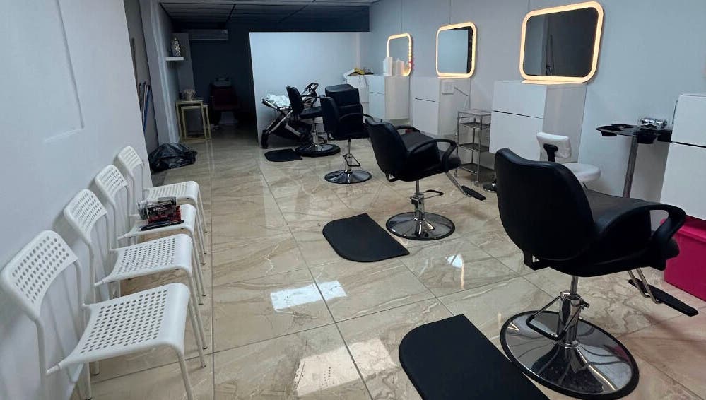 Interior del salón Pelokitoz en Caguas, Caguas, PR con sillas modernas y espejos iluminados.