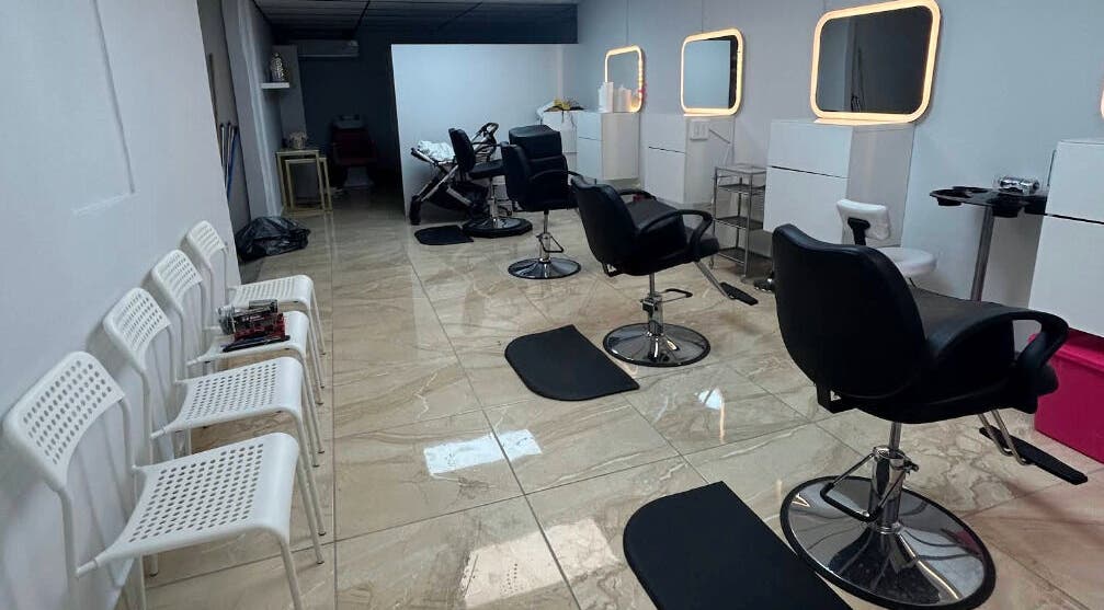 Interior del salón Pelokitoz en Caguas, Caguas, PR con sillas modernas y espejos iluminados.