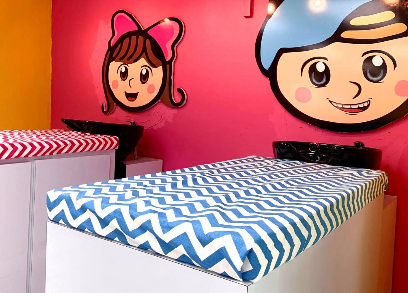 Estaciones de belleza para niños en Pelokitoz, Caguas, Caguas, PR con divertidos dibujos en la pared.