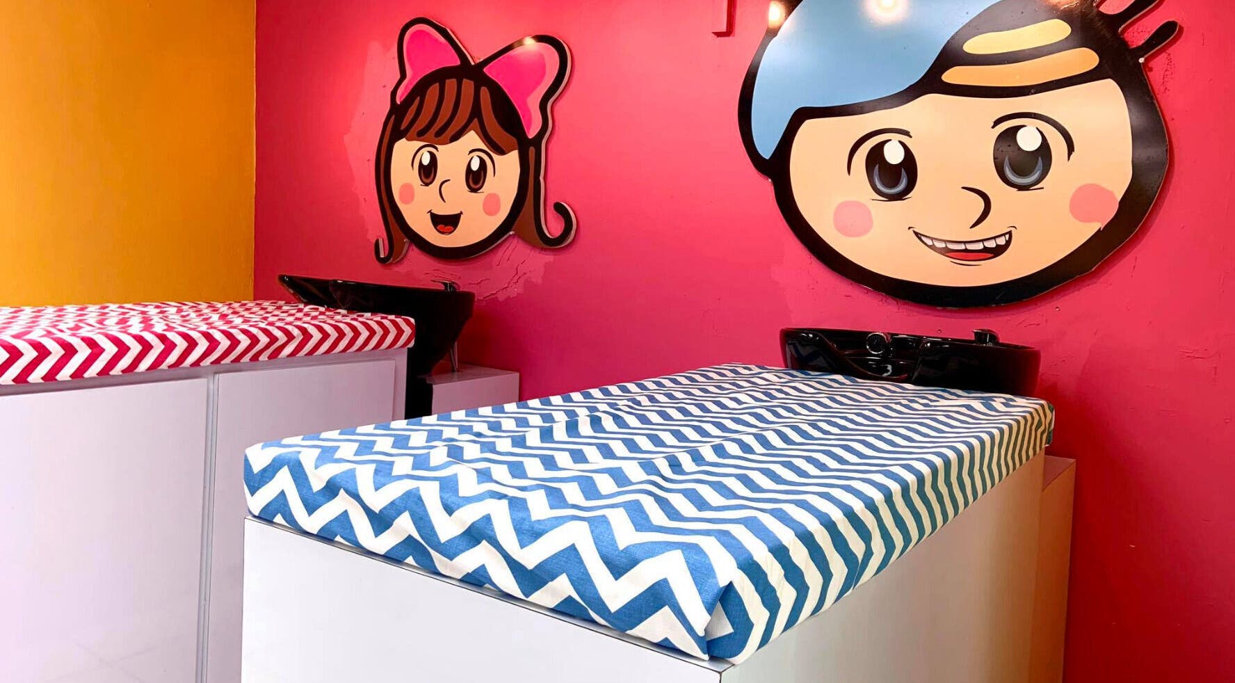 Estaciones de belleza para niños en Pelokitoz, Caguas, Caguas, PR con divertidos dibujos en la pared.