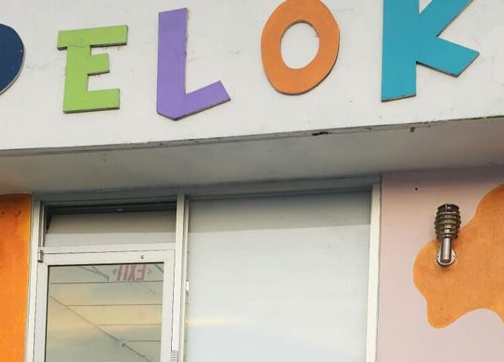 Colorida fachada de Pelokitoz en Caguas, Caguas, PR, destacando su letrero vibrante.