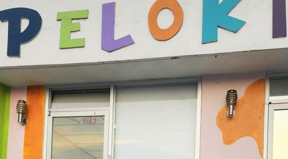 Colorida fachada de Pelokitoz en Caguas, Caguas, PR, destacando su letrero vibrante.