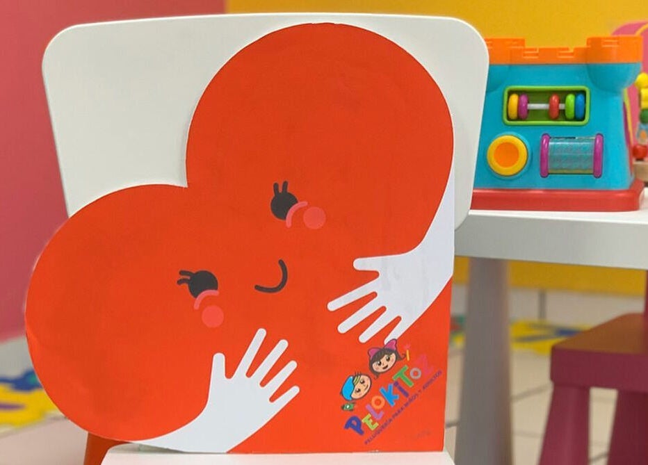 Imagínate el área de juego para niños en Pelokitoz, Caguas, Caguas, PR, con decoraciones coloridas.