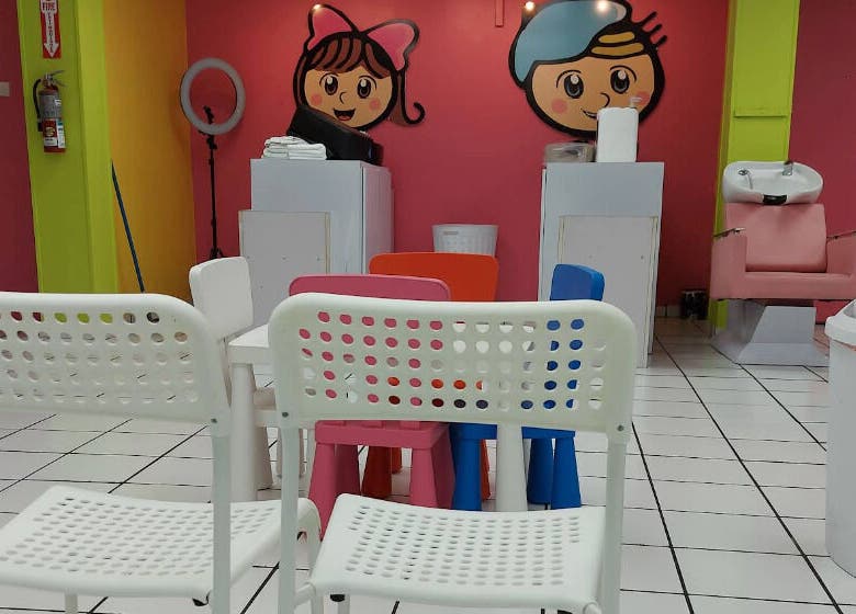 Interior colorido del salón Pelokitoz en Caguas, Caguas, PR, con sillas y decoración vibrante.