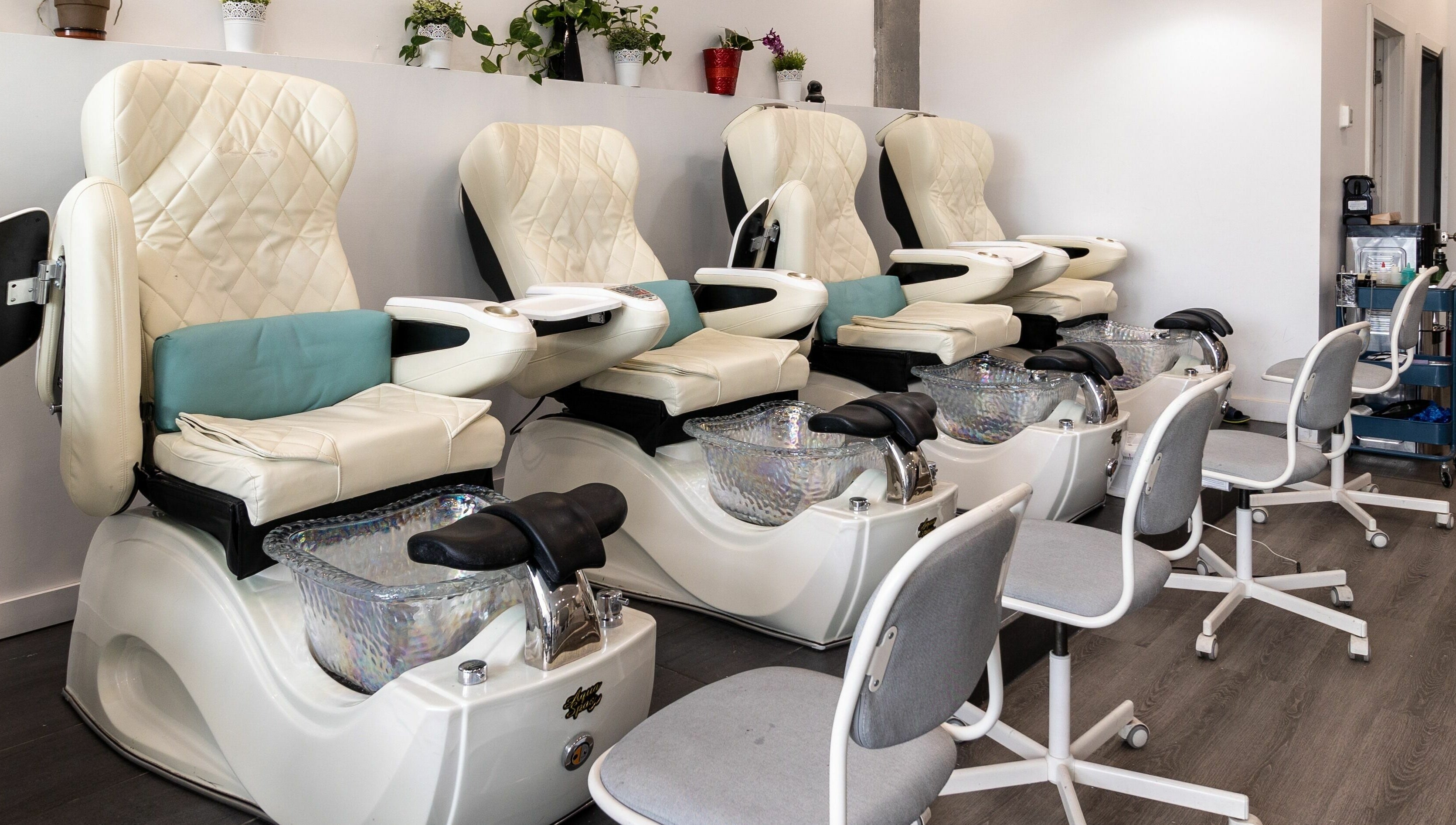 Luxurious pedicure chairs at Tmr Nails Bar in Mont-Royal, Québec, CA, offering premium nail services.