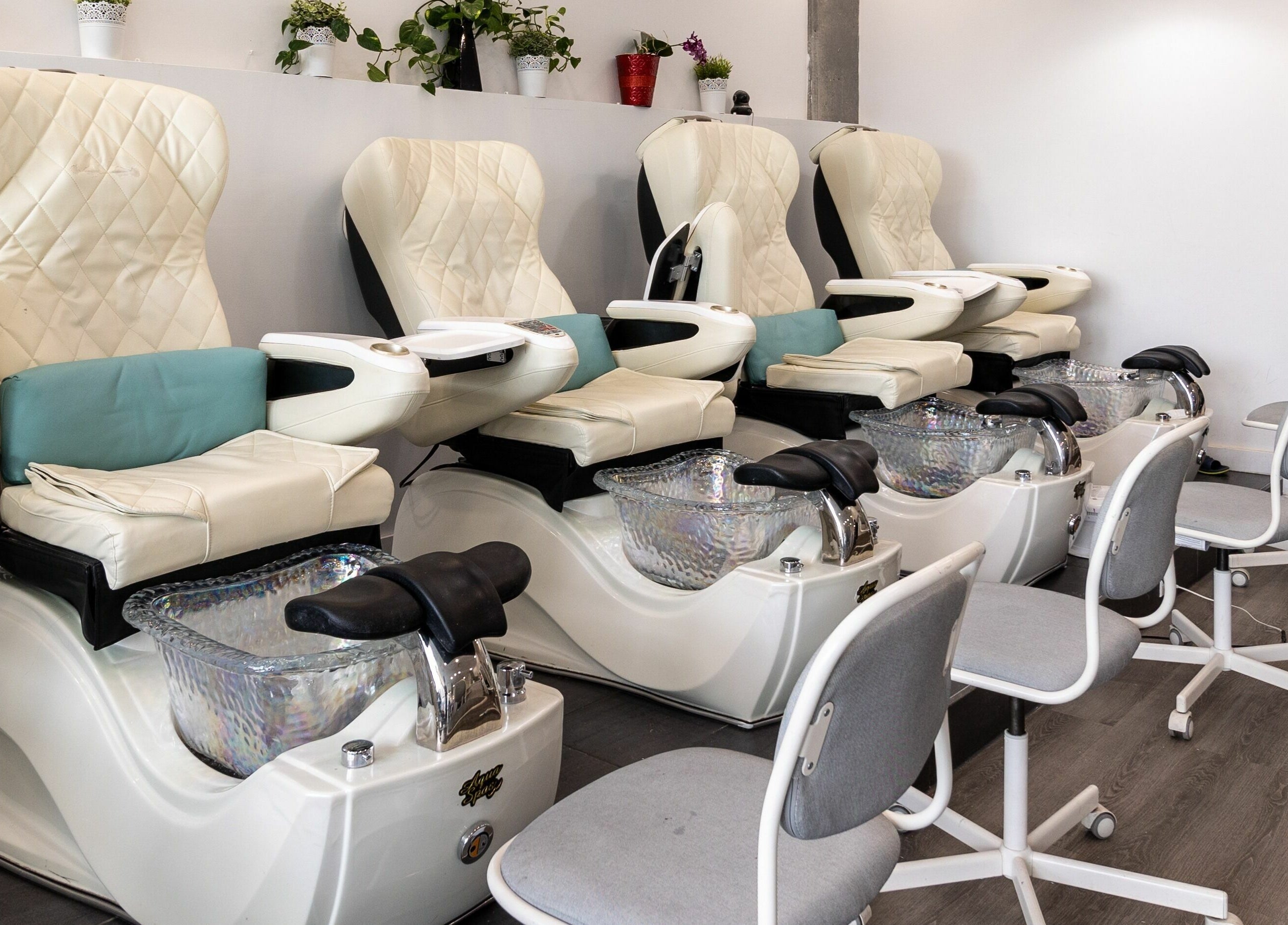 Luxurious pedicure chairs at Tmr Nails Bar in Mont-Royal, Québec, CA, offering premium nail services.