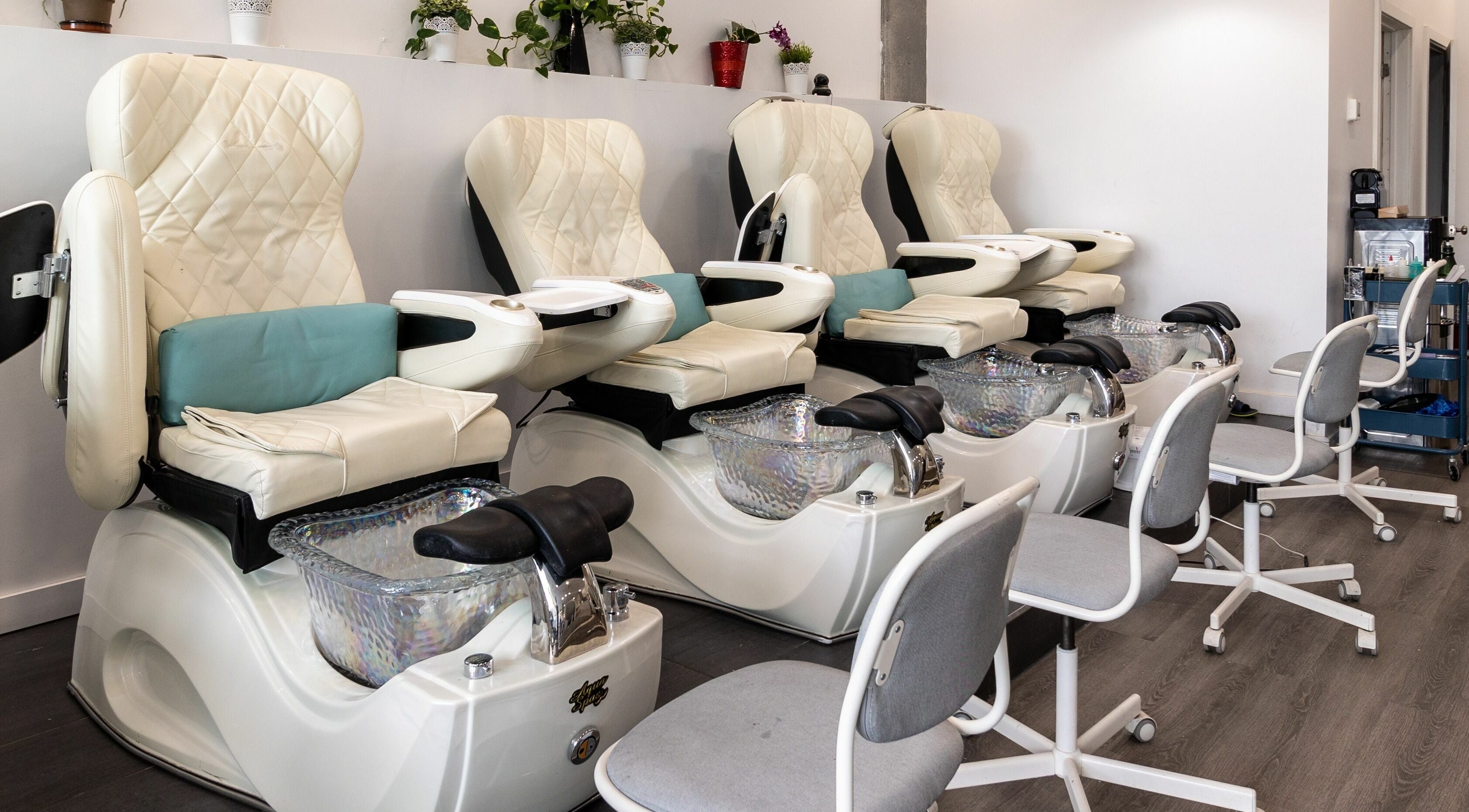 Luxurious pedicure chairs at Tmr Nails Bar in Mont-Royal, Québec, CA, offering premium nail services.