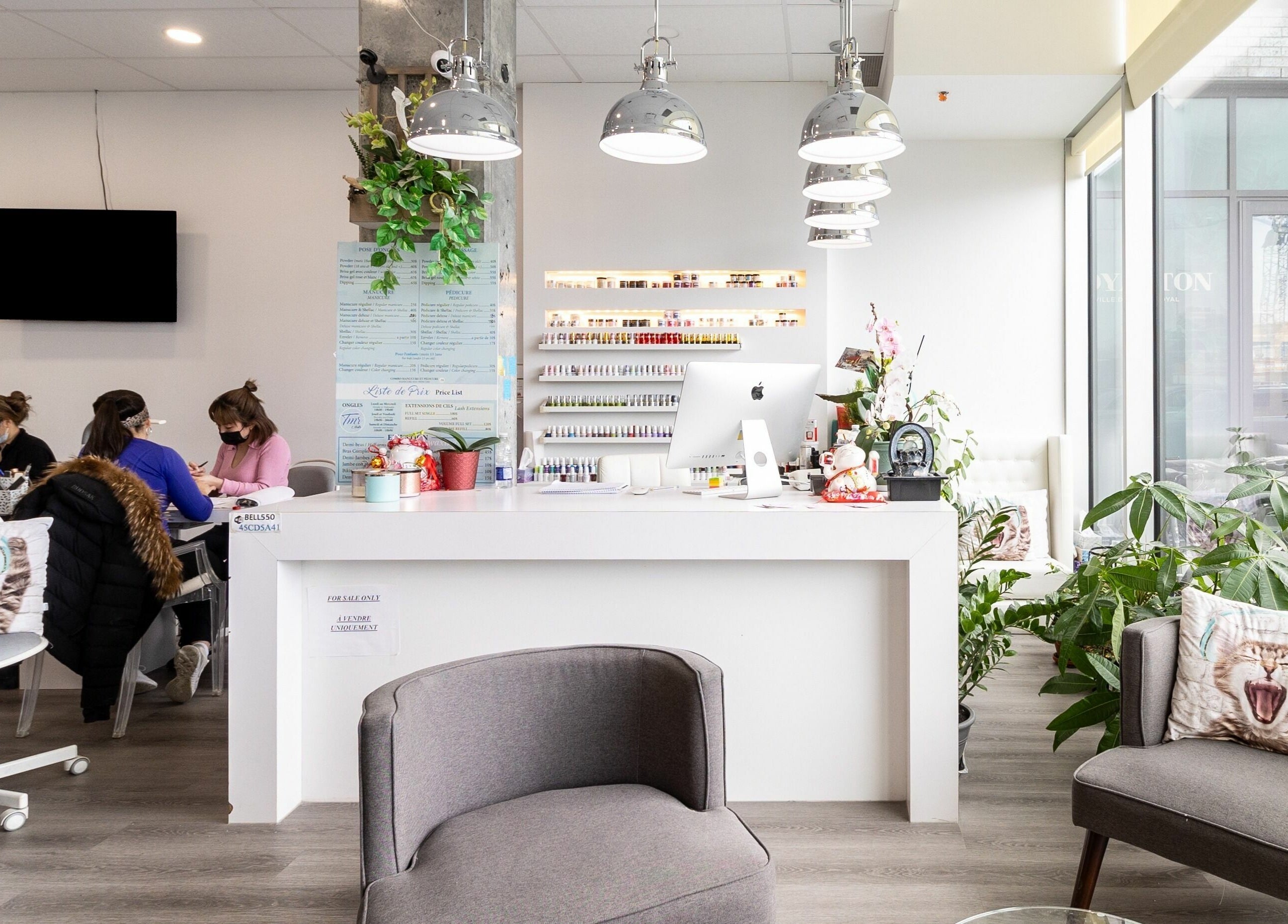 Interior of Tmr Nails Bar in Mont-Royal, Québec, CA, featuring elegant decor and seating.