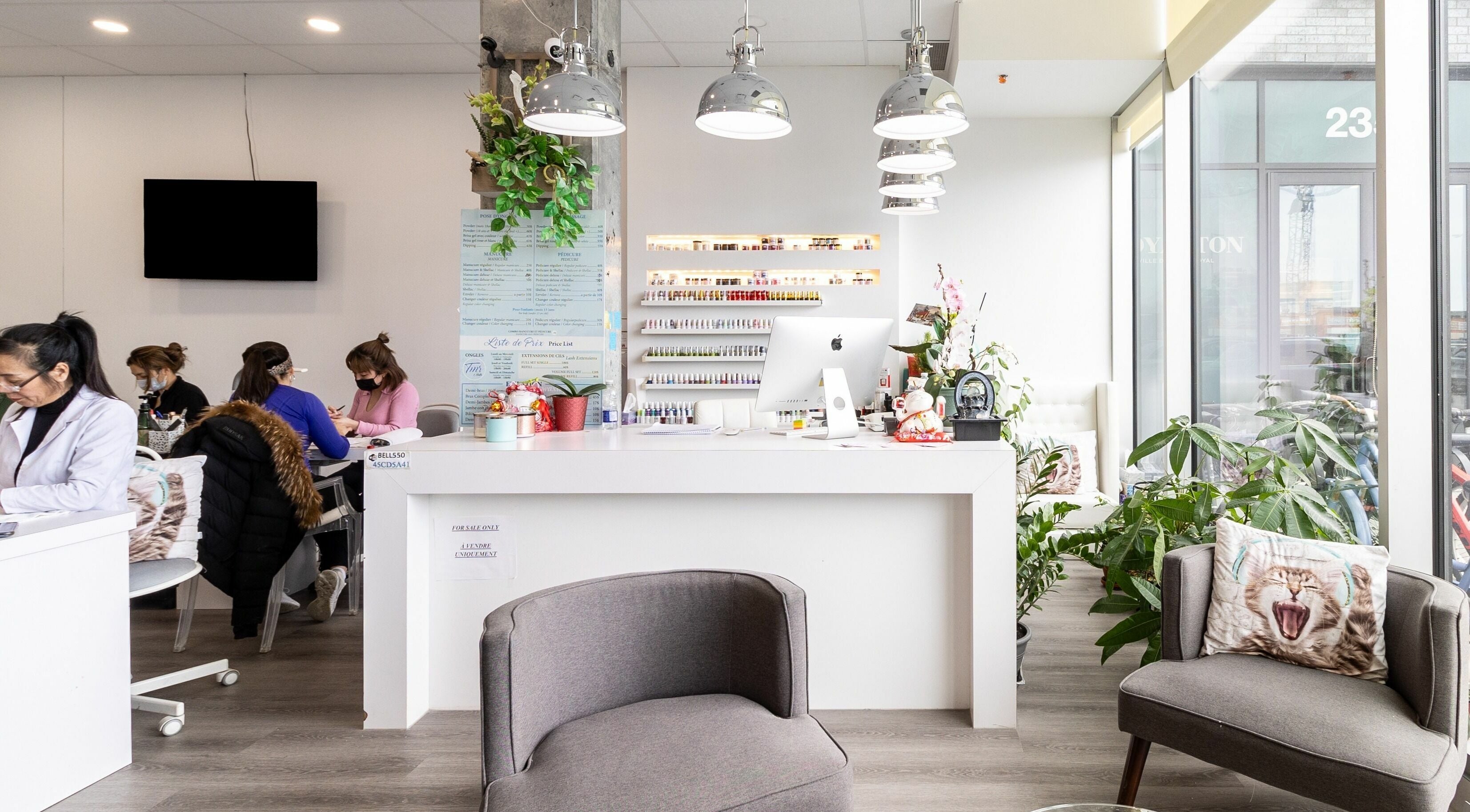 Interior of Tmr Nails Bar in Mont-Royal, Québec, CA, featuring elegant decor and seating.