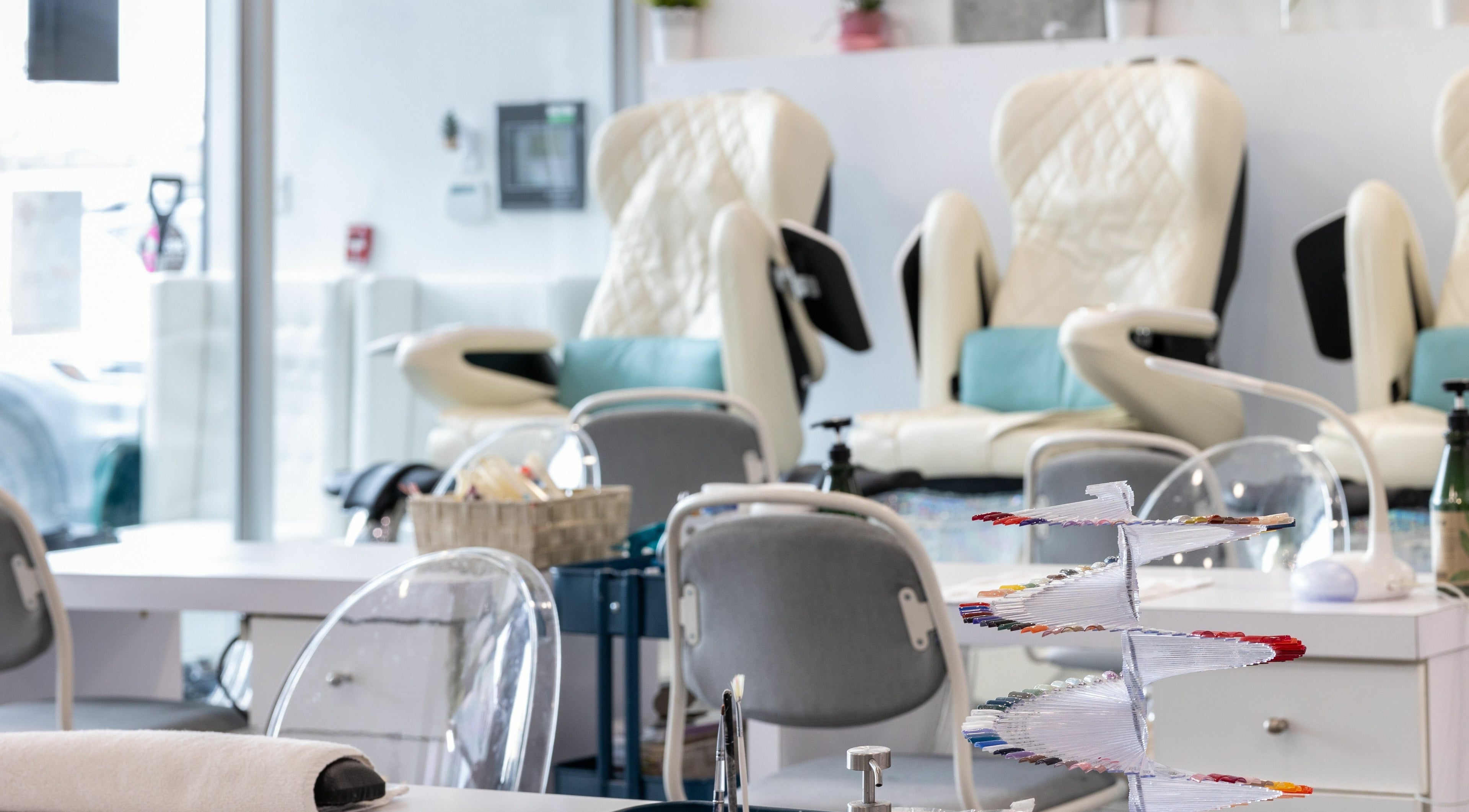 Tmr Nails Bar interior with plush chairs and a polish display in Mont-Royal, Québec, CA.