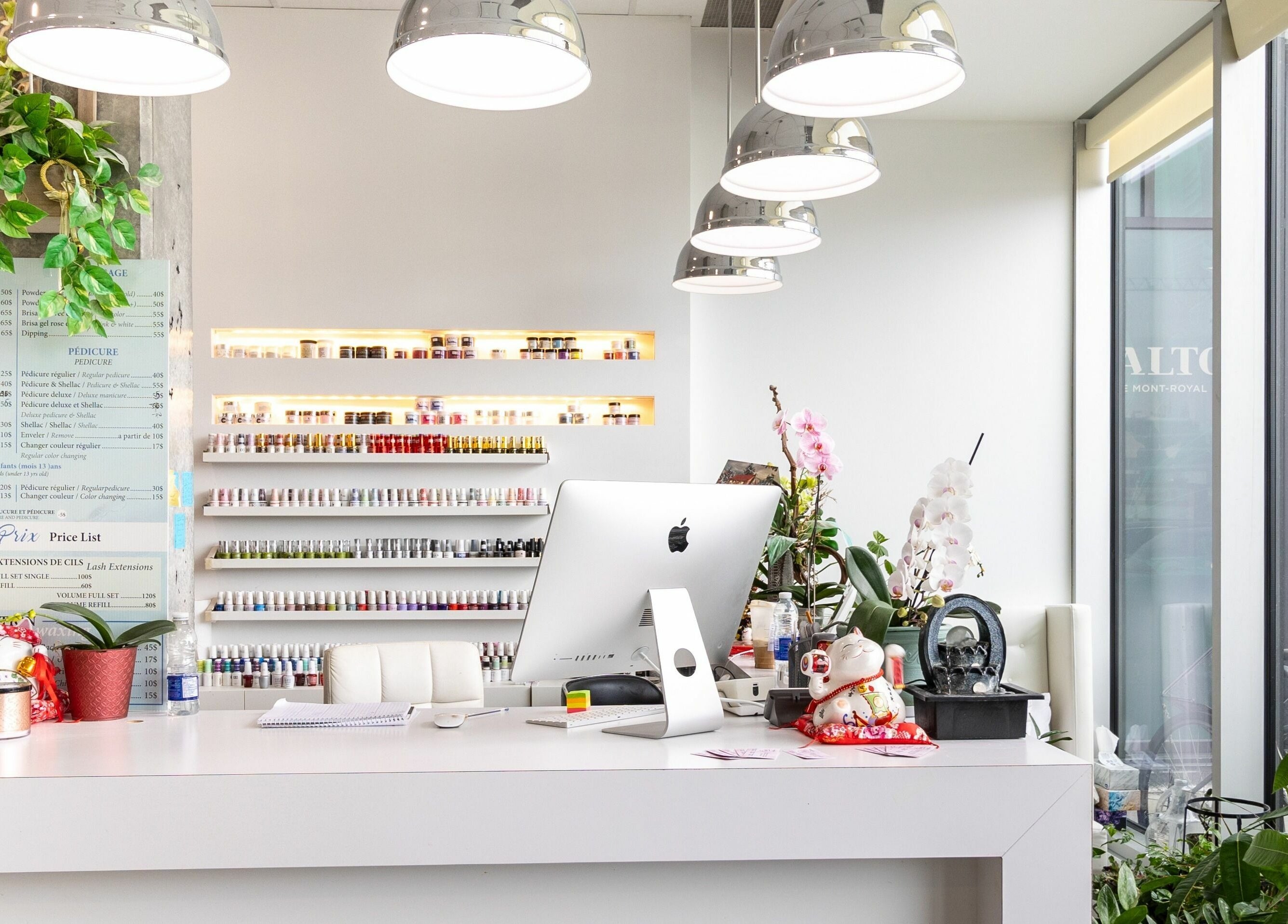 Tmr Nails Bar reception desk with nail polish display in Mont-Royal, Québec, CA.
