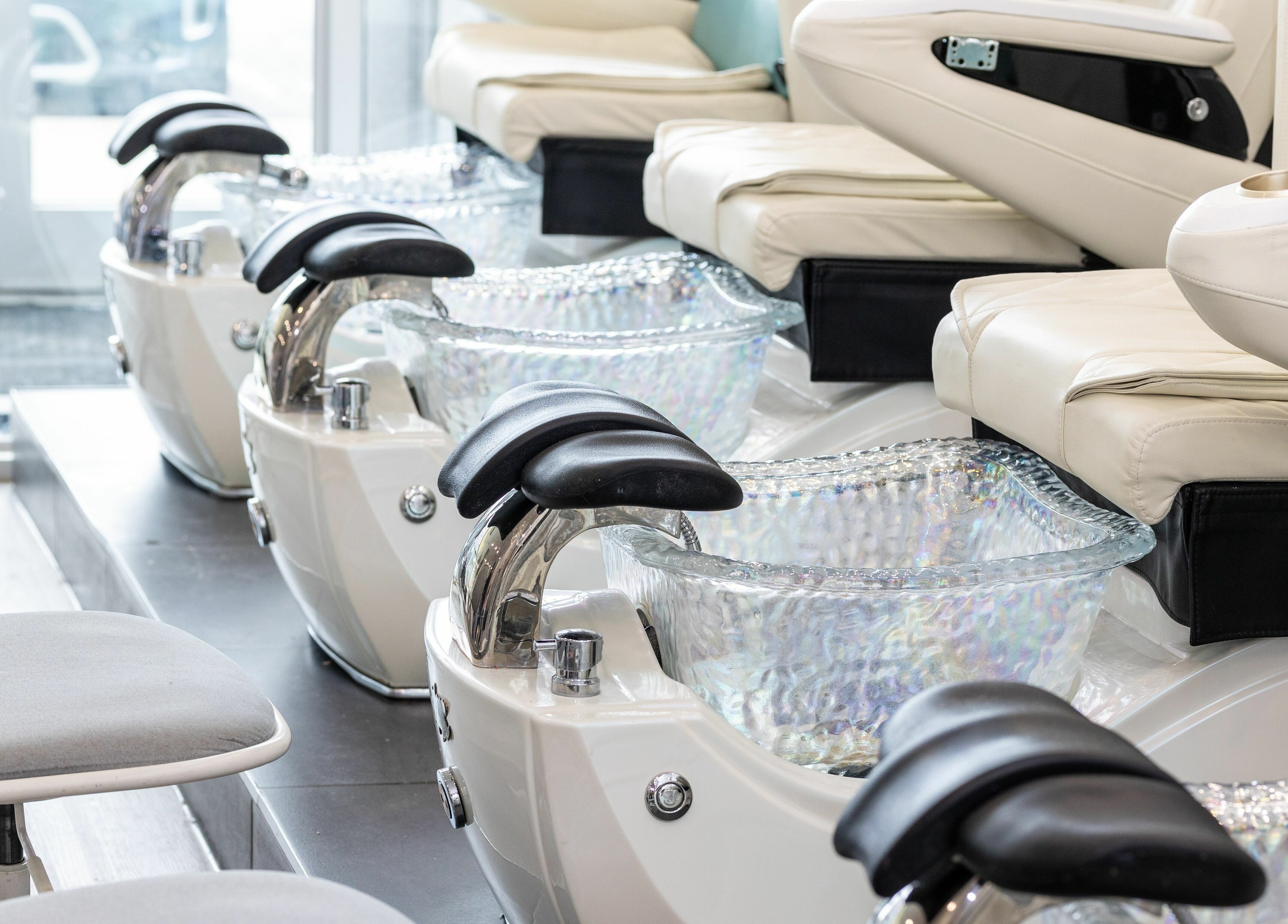 Pedicure chairs at Tmr Nails Bar, Mont-Royal, Québec, CA, offering comfort and style for ultimate relaxation.