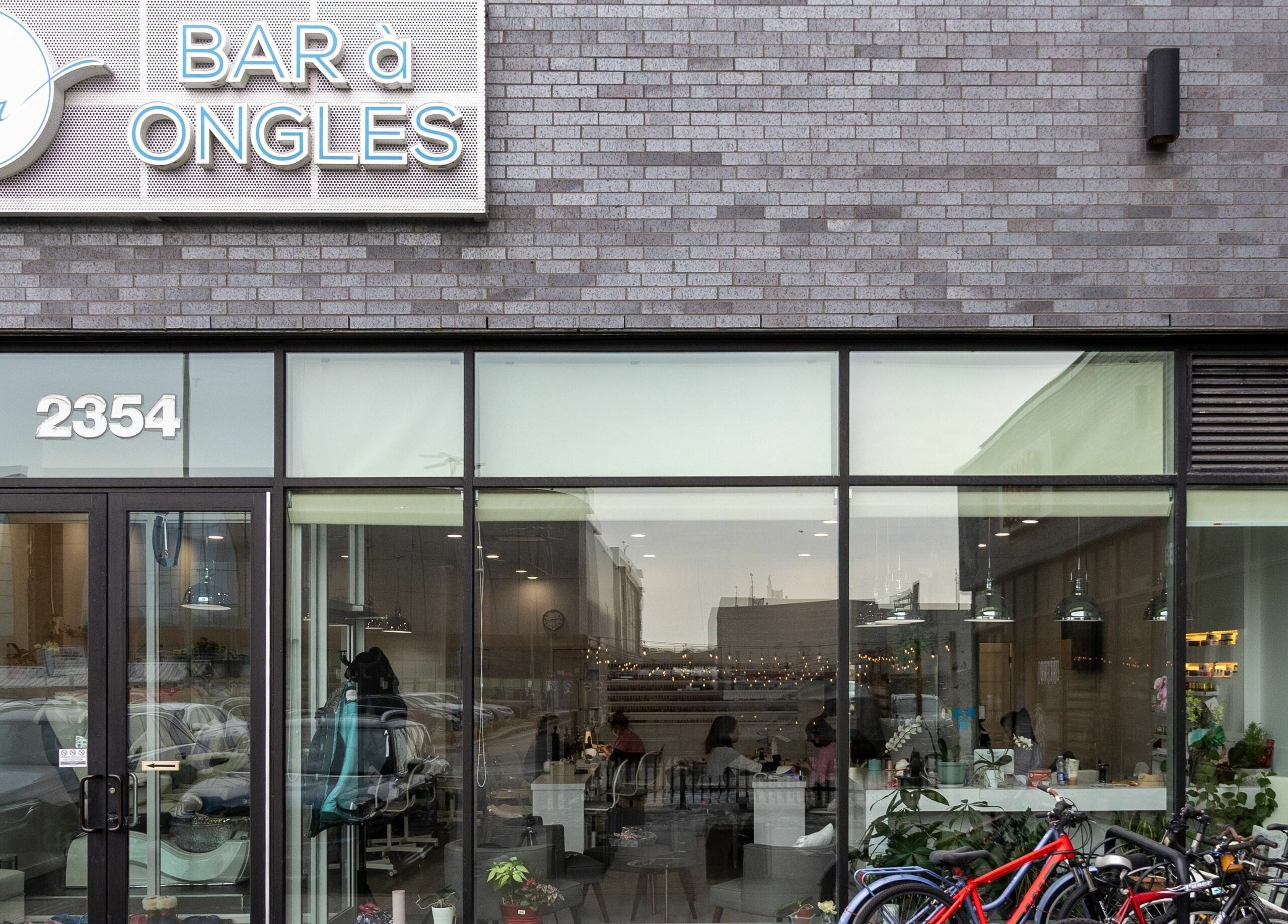 Tmr Nails Bar entrance in Mont-Royal, Québec, CA with inviting glass windows.