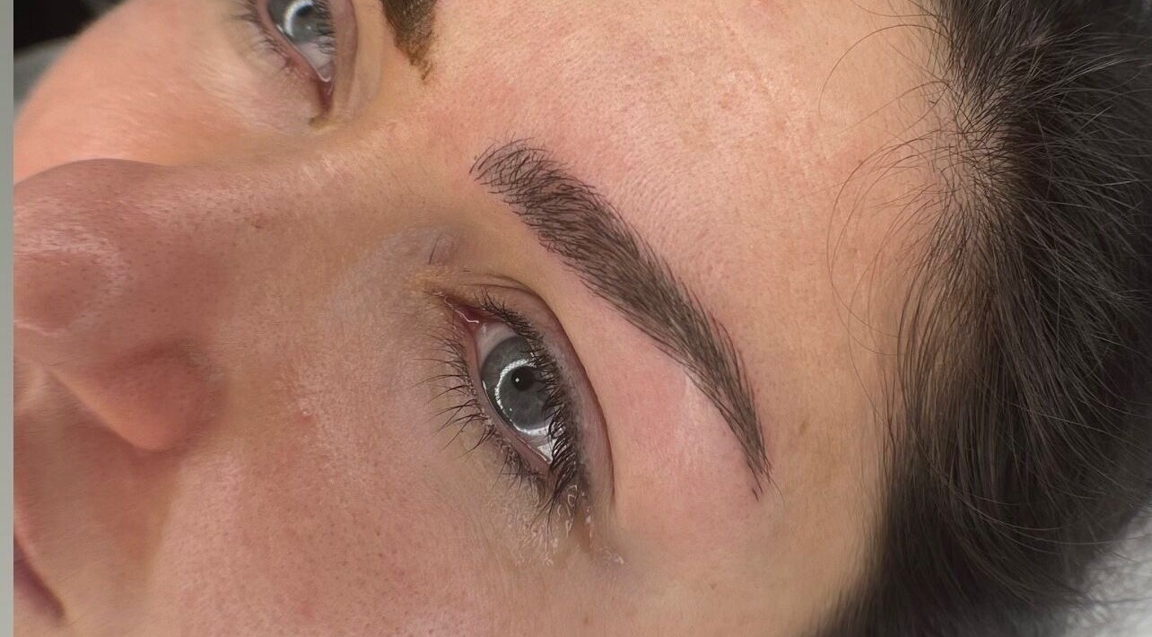 Tratamento de sobrancelhas na Clínica de Estética Daiane Dias em Albufeira, Algarve, PT, destacando olhos realçados.